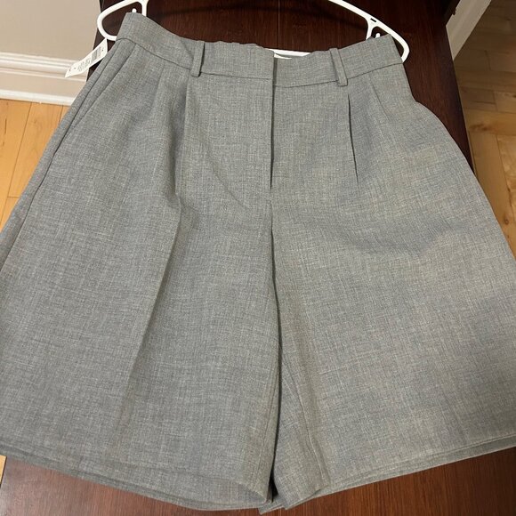NWT Babaton (Aritzia) Grey Pleated Bermuda Shorts. Size 6. - Picture 9 of 10
